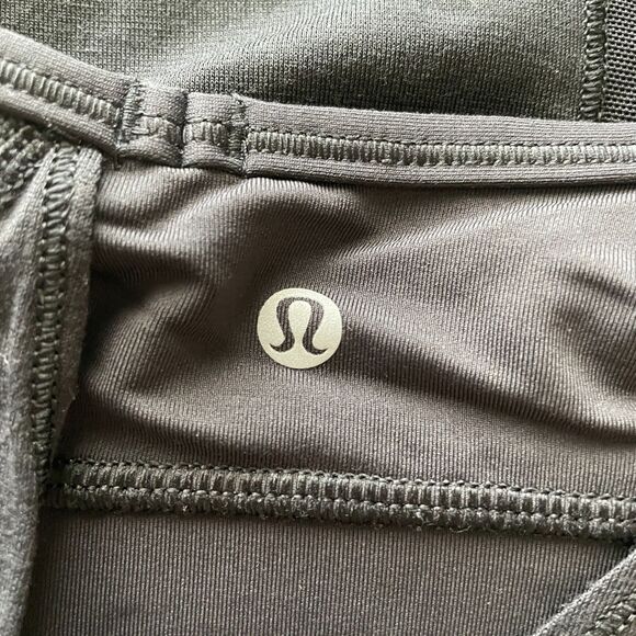 Lululemon Womens 4 Black Tank Top with Built in Bra - Picture 4 of 7